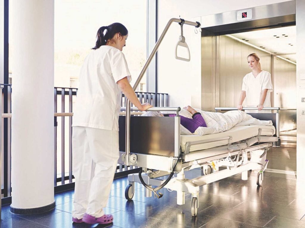 Sağlık tesislerinde hastaları ve yaralıları güvenli ve konforlu bir şekilde taşımak için kullanılan özel asansörlerdir.